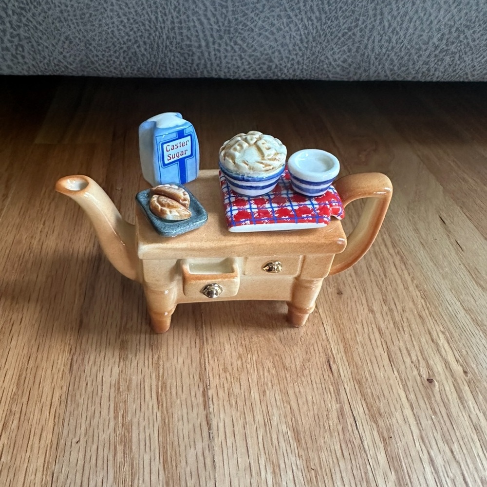 Vintage Paul Cardew Designs Baking Day Kitchen Table
Miniature Teapot